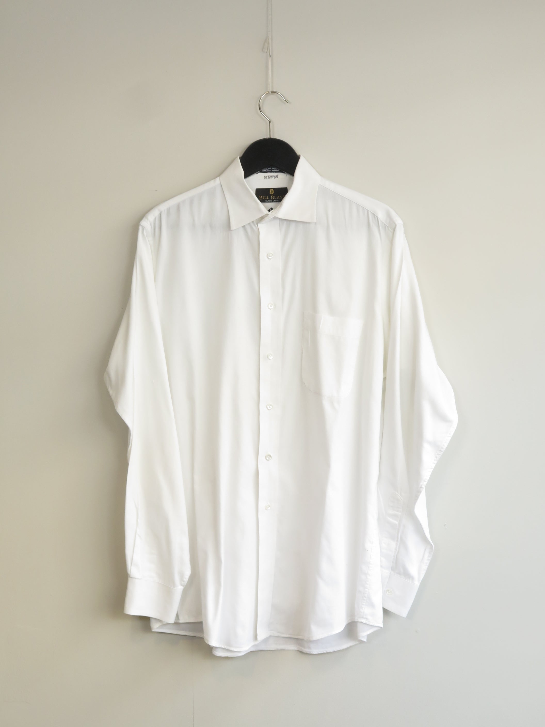 001218 - Bill Blass - Shirts - White - L - Image 1 circular-filename:28_07_2026_b6f63edc-244d-47c8-97bb-32546cd51750_captured_image