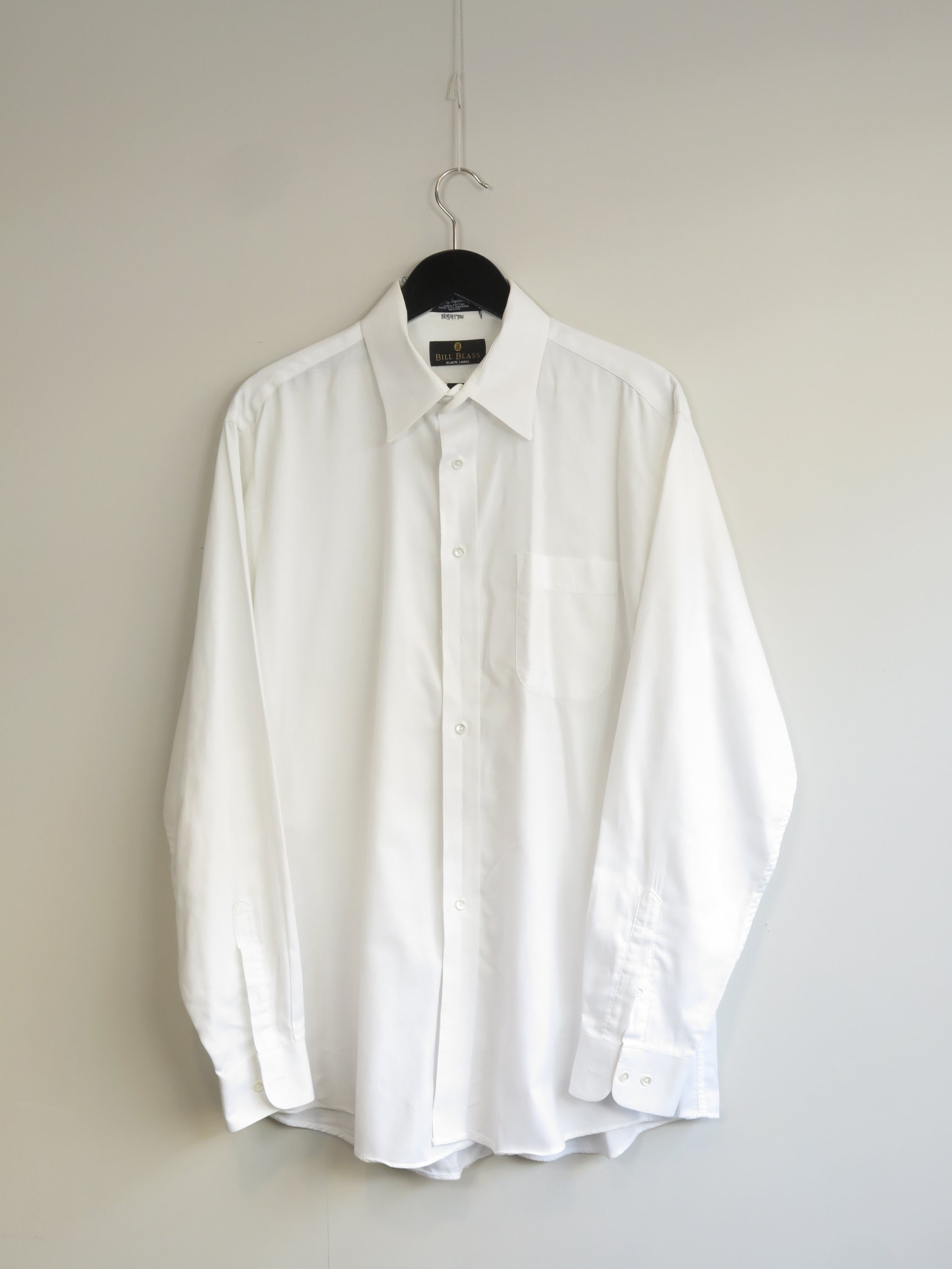 001226 - Bill Blass - Shirts - White - L - Image 1 circular-filename:28_07_2026_ced19940-c3b1-4677-bdcb-3dc9cffb3ad9_captured_image