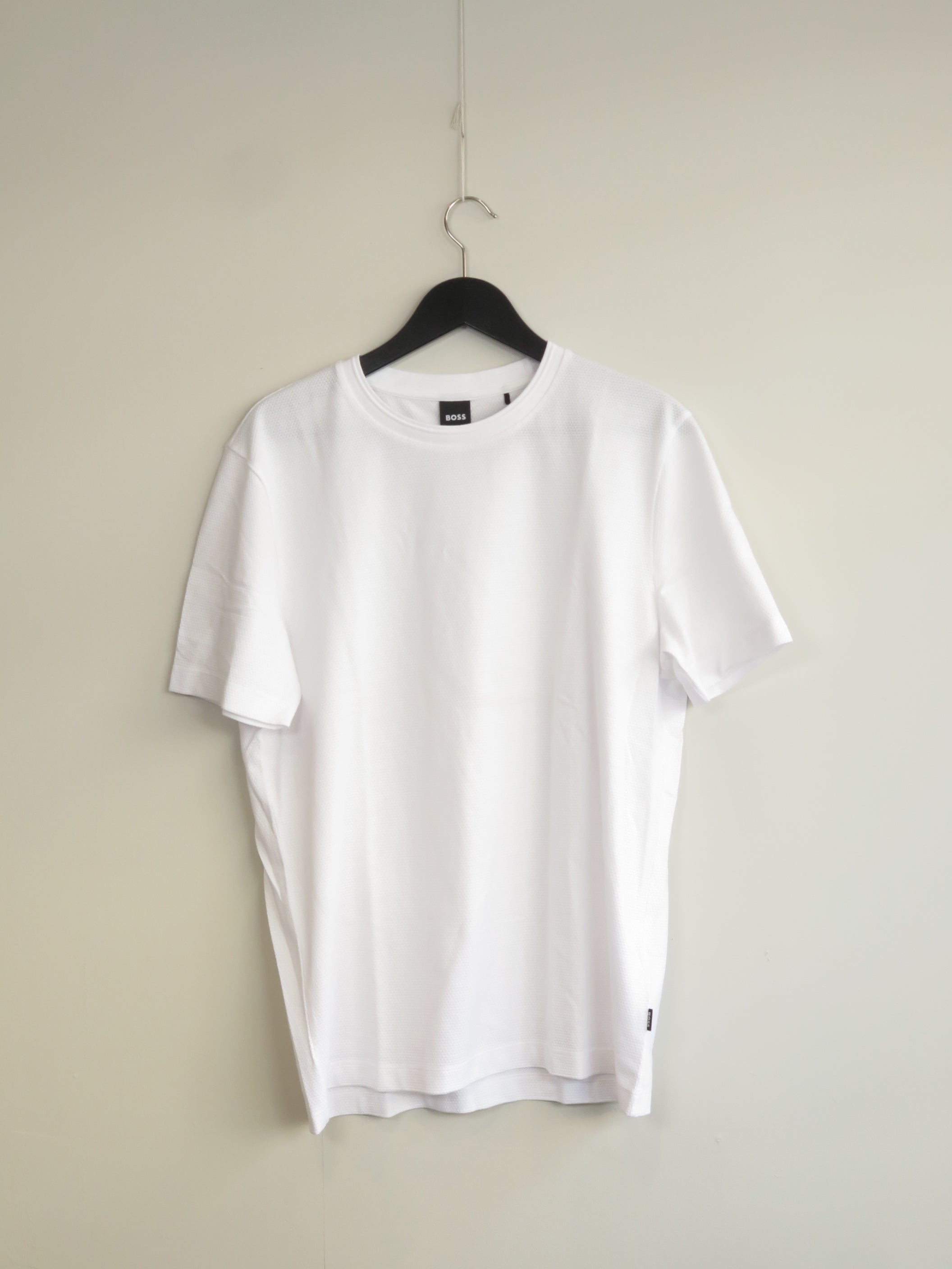001210 - Hugo Boss - T-Shirts - White - L - Image 1 circular-filename:28_07_2026_d731c6f4-7773-4171-af00-5458b2ccb6c6_captured_image