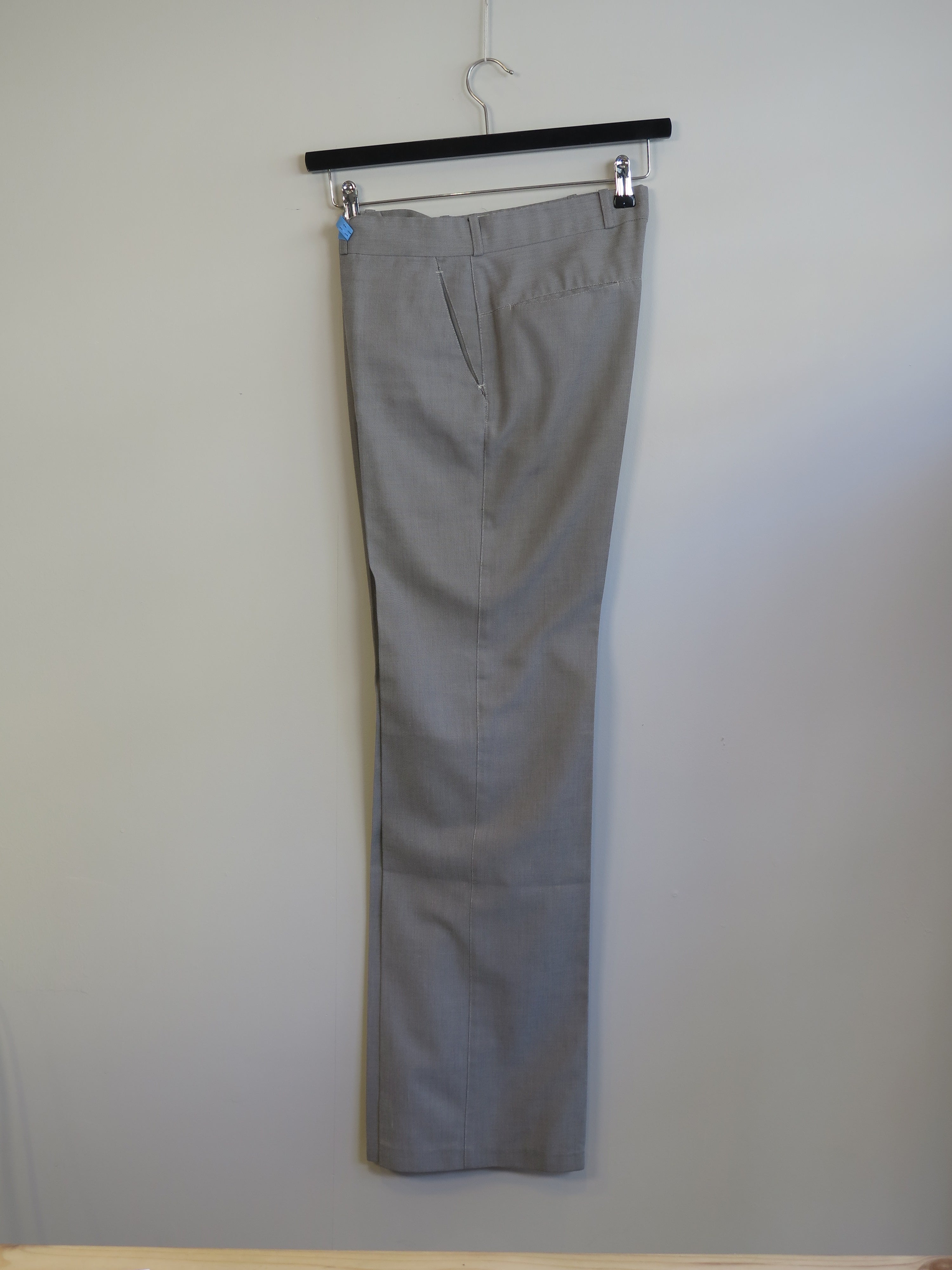 000890 - Omni - Pants - Gray - 30/32 - Image 1 circular-filename:30_06_2026_76e41ba8-6d24-4398-bb9f-054db9d2a4c7_captured_image